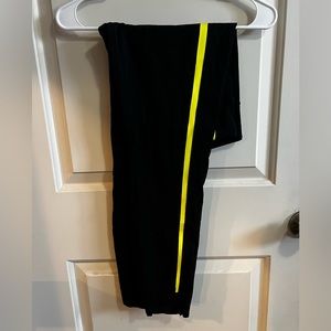 Zyia EUC
Black Neon Tape Split Hem Luxe High Rise Leggings